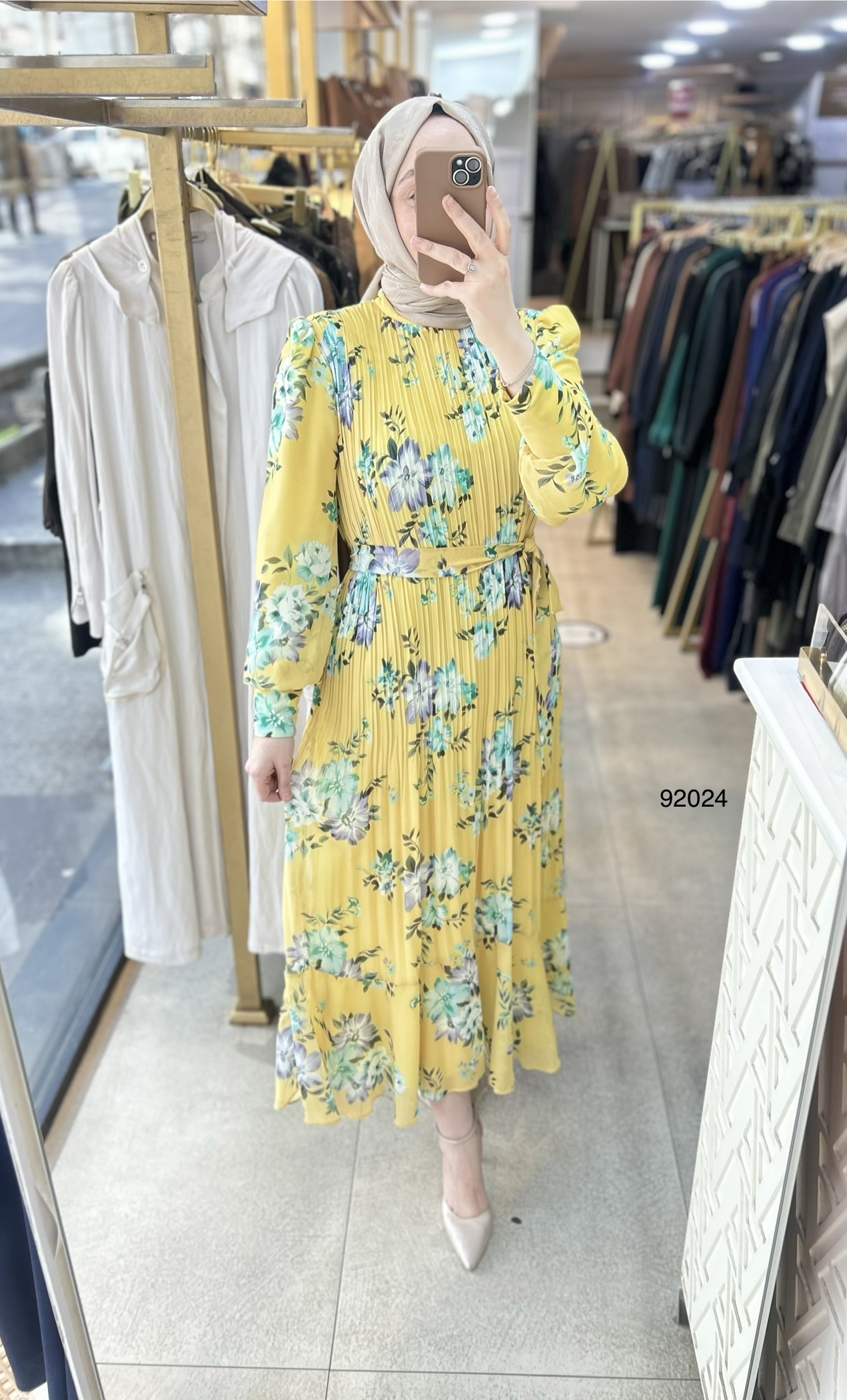 92024 Çiçek Desenli Piliseli Elbise