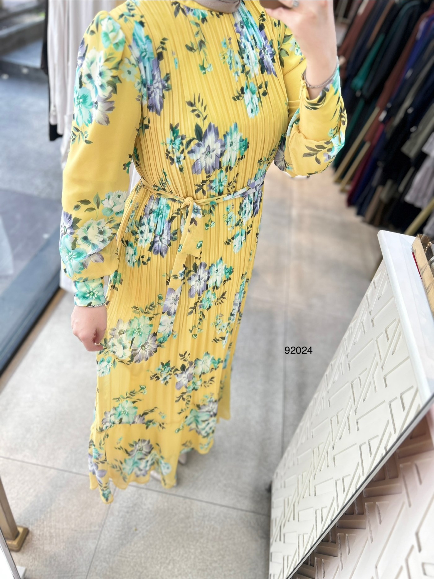 92024 Çiçek Desenli Piliseli Elbise