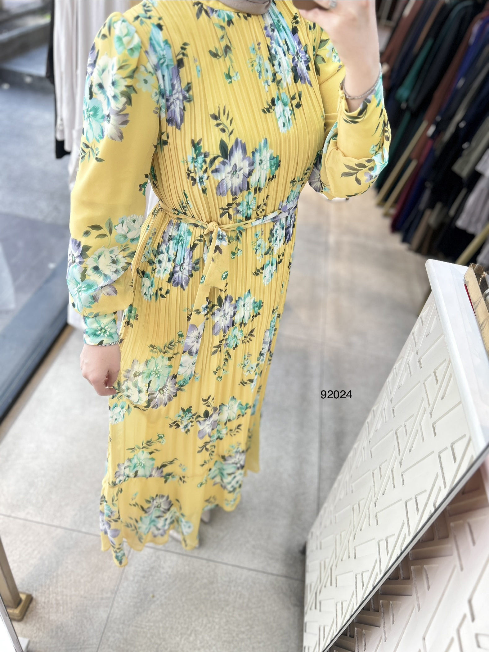 92024 Çiçek Desenli Piliseli Elbise - Görsel 9