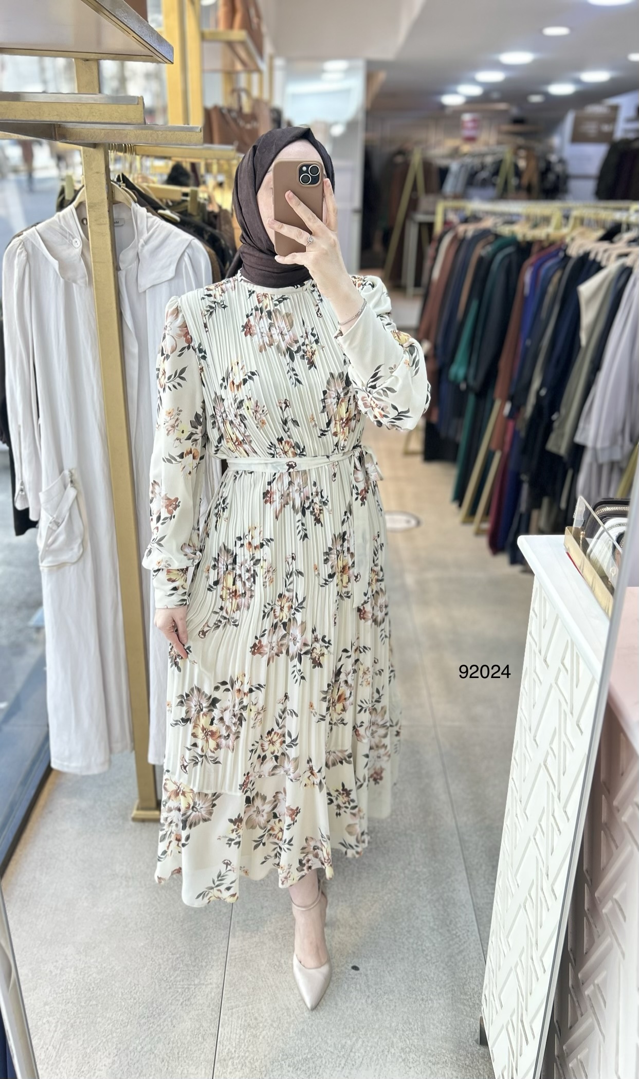 92024 Çiçek Desenli Piliseli Elbise