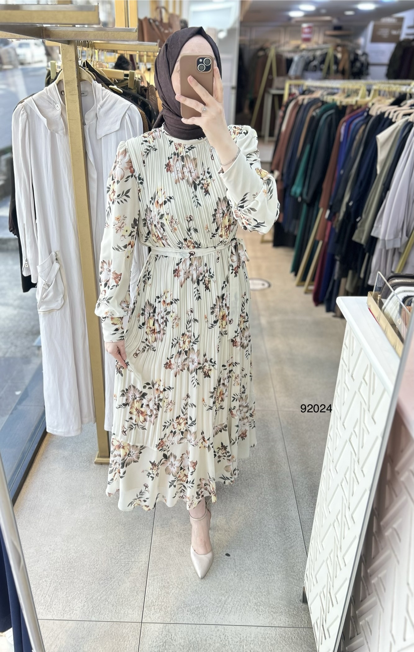 92024 Çiçek Desenli Piliseli Elbise