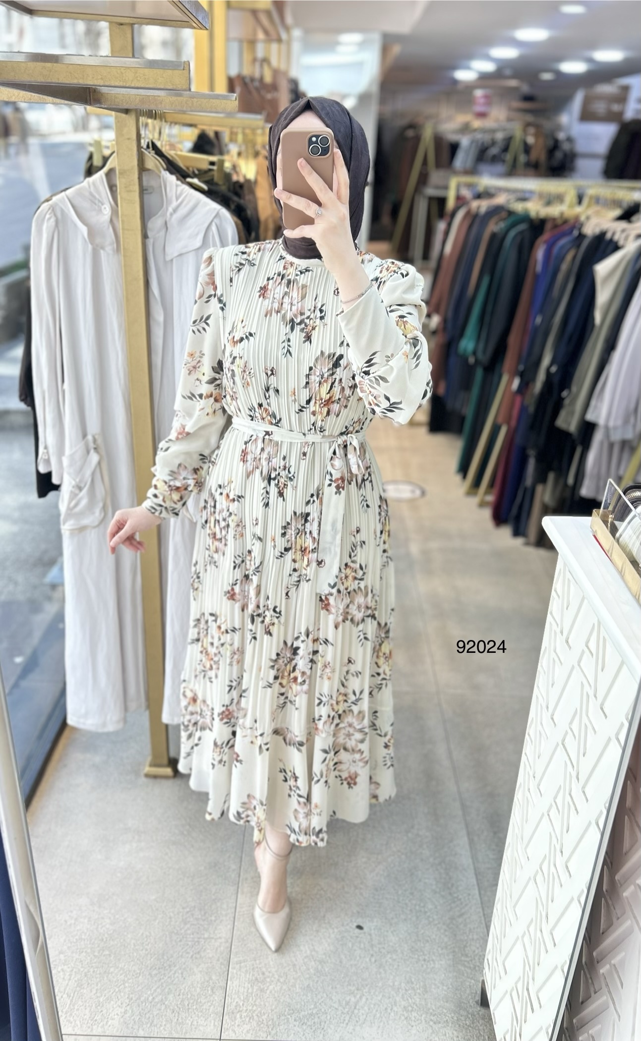 92024 Çiçek Desenli Piliseli Elbise