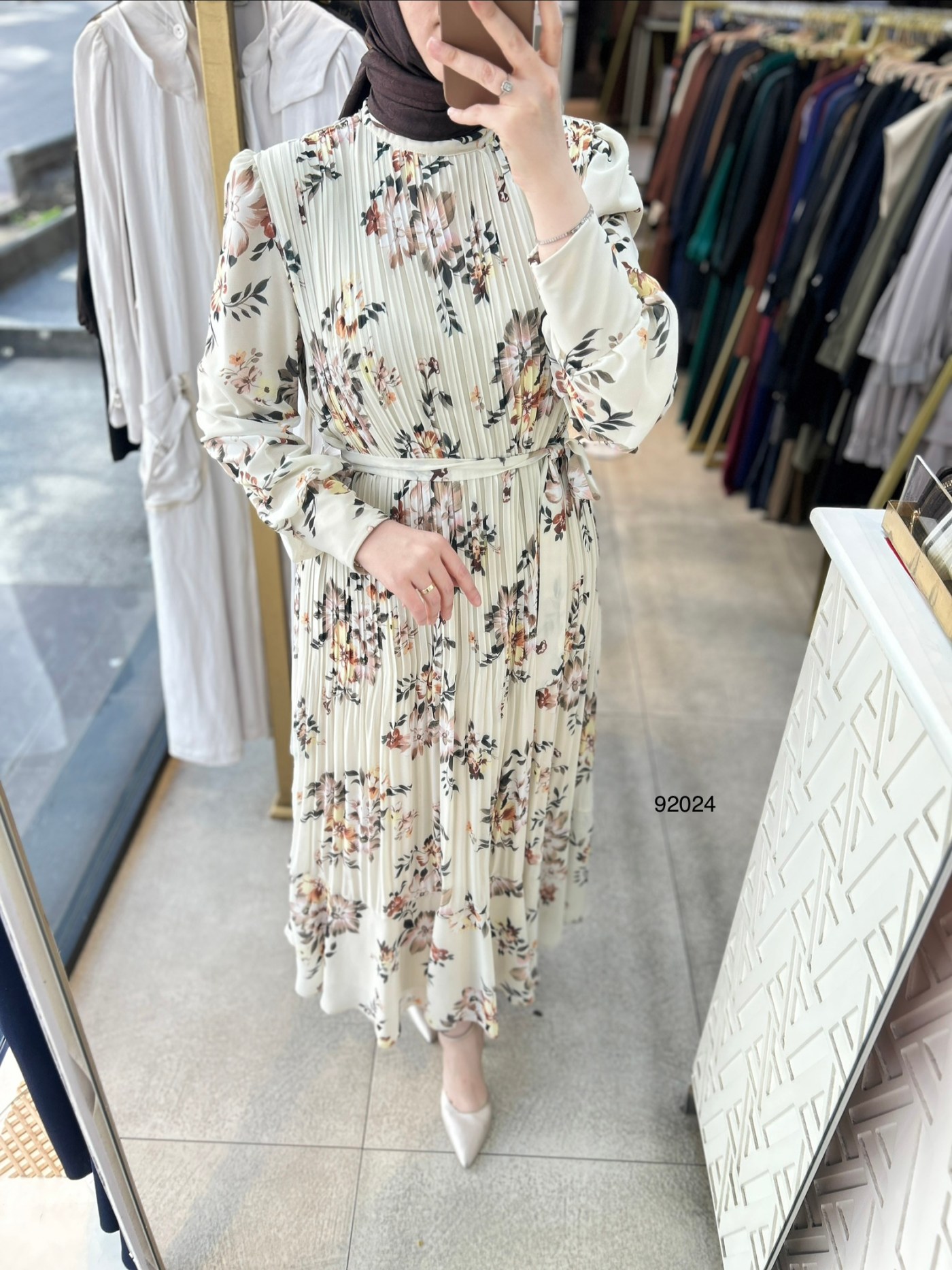 92024 Çiçek Desenli Piliseli Elbise