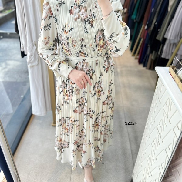 92024 Çiçek Desenli Piliseli Elbise - Görsel 3