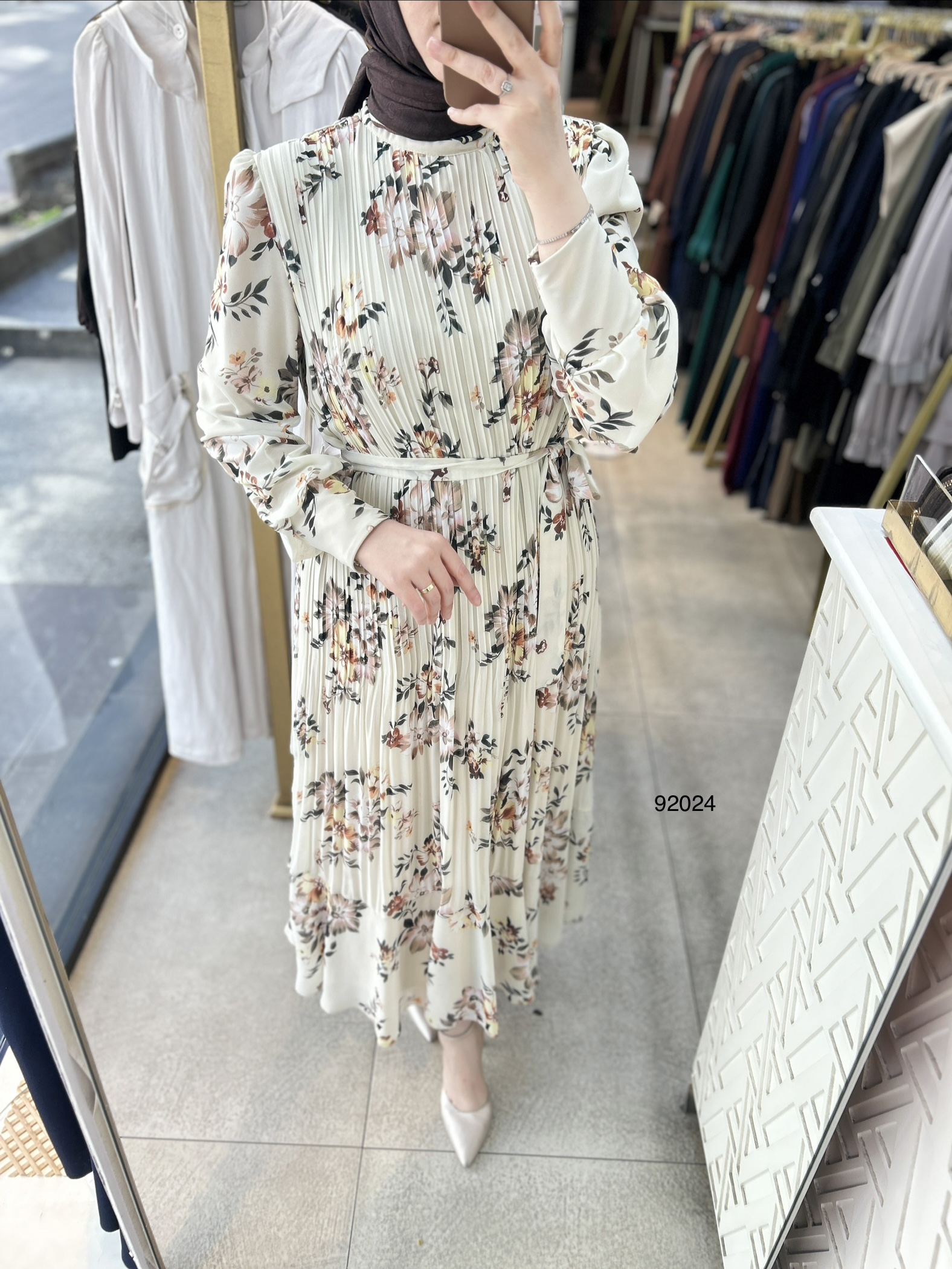 92024 Çiçek Desenli Piliseli Elbise - Görsel 3