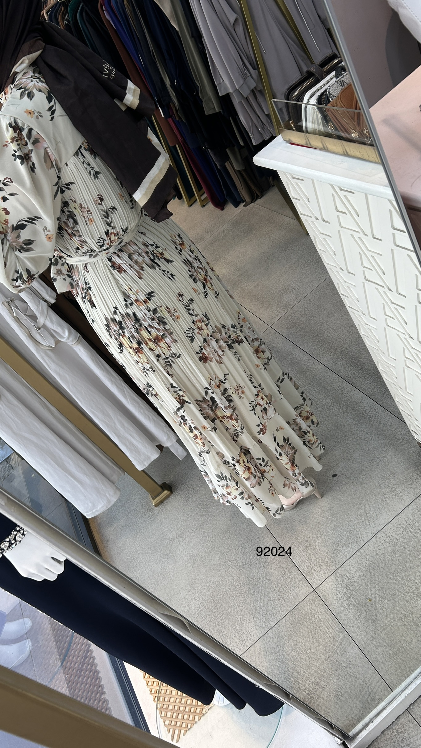 92024 Çiçek Desenli Piliseli Elbise