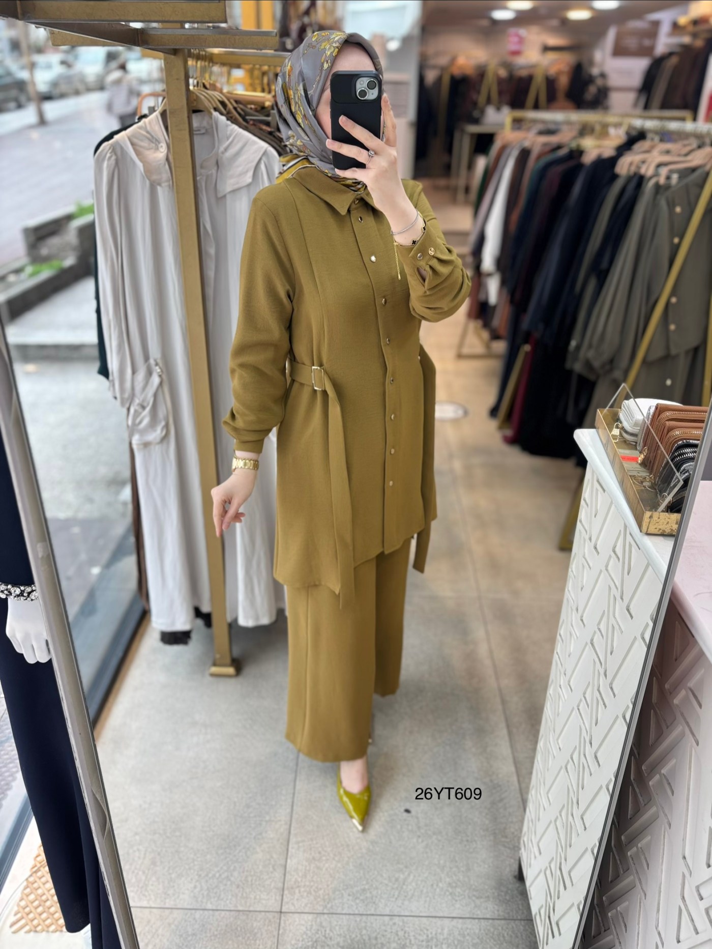 26YT609 Gömlek Yaka Düğmeli Kemerli Takım